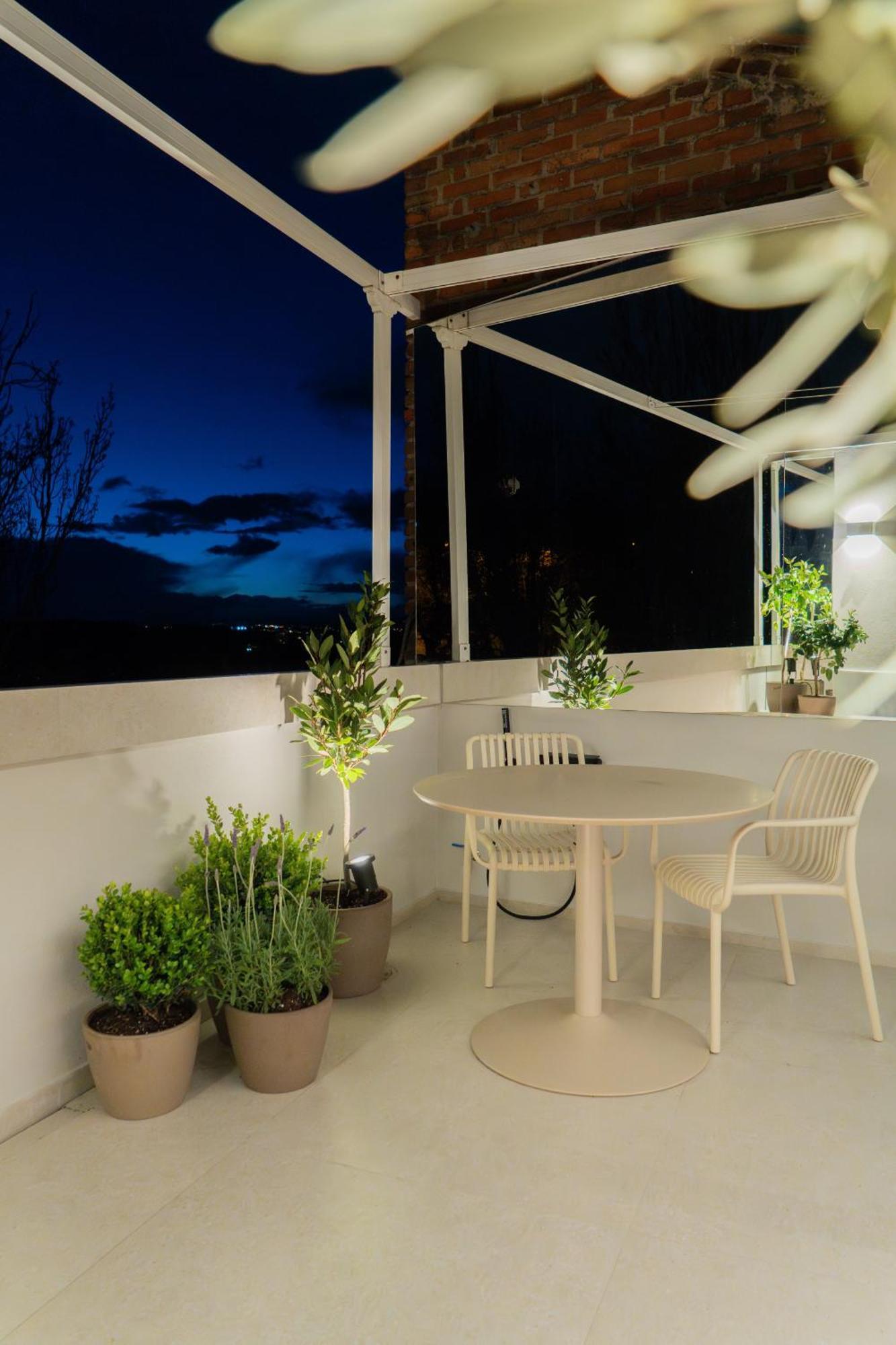 Atico Con Terraza De Diseno En El Corazon De La Latina Alquiler Temporal Madri