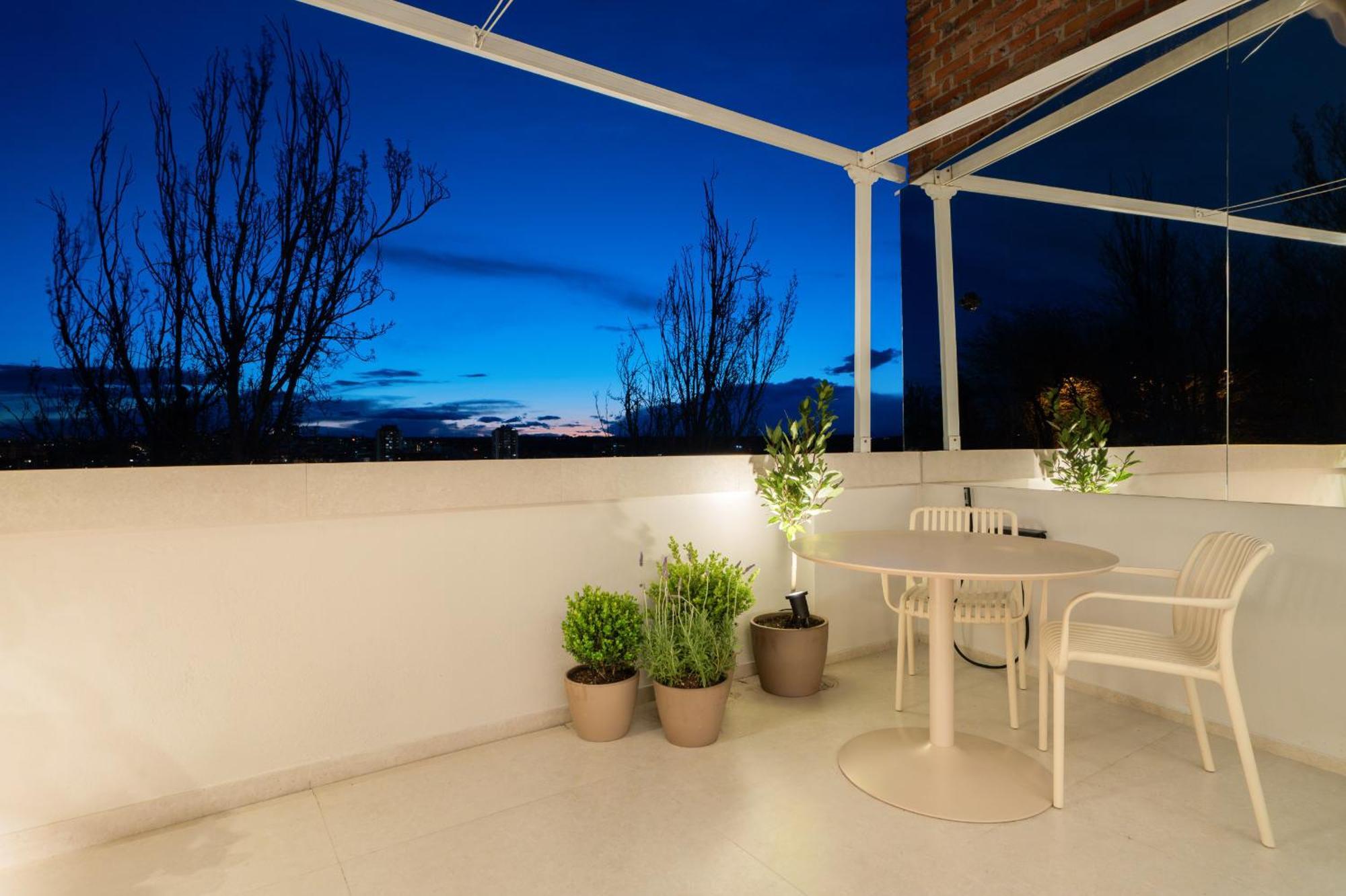 Atico Con Terraza De Diseno En El Corazon De La Latina Alquiler Temporal Apartamento Madri